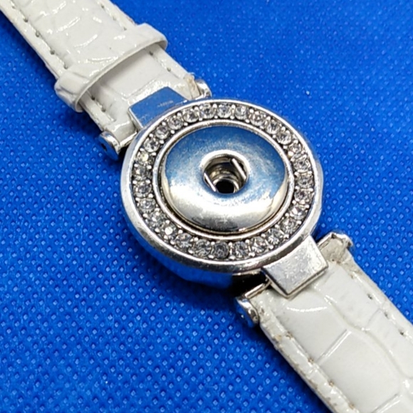 8 inch white snap button bracelet with 3 buttons - Picture 2 of 4